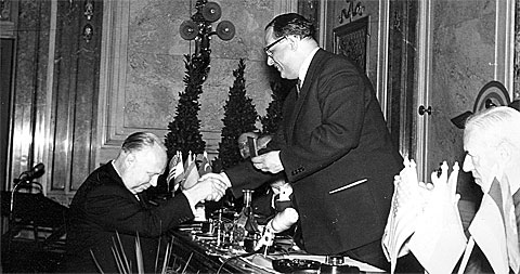 Karl-Ferdinand Reuss erhält eine Auszeichnung